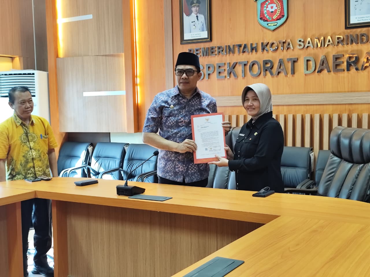 PENJELASAN: Andi Harun (kedua kiri) menyerahkan surat permintaan review terhadap pengelolaan kendaraan operasional, kepada Inspektur Kota Samarinda Neneng Chamelia Shanti di kantor Itda Samarinda.