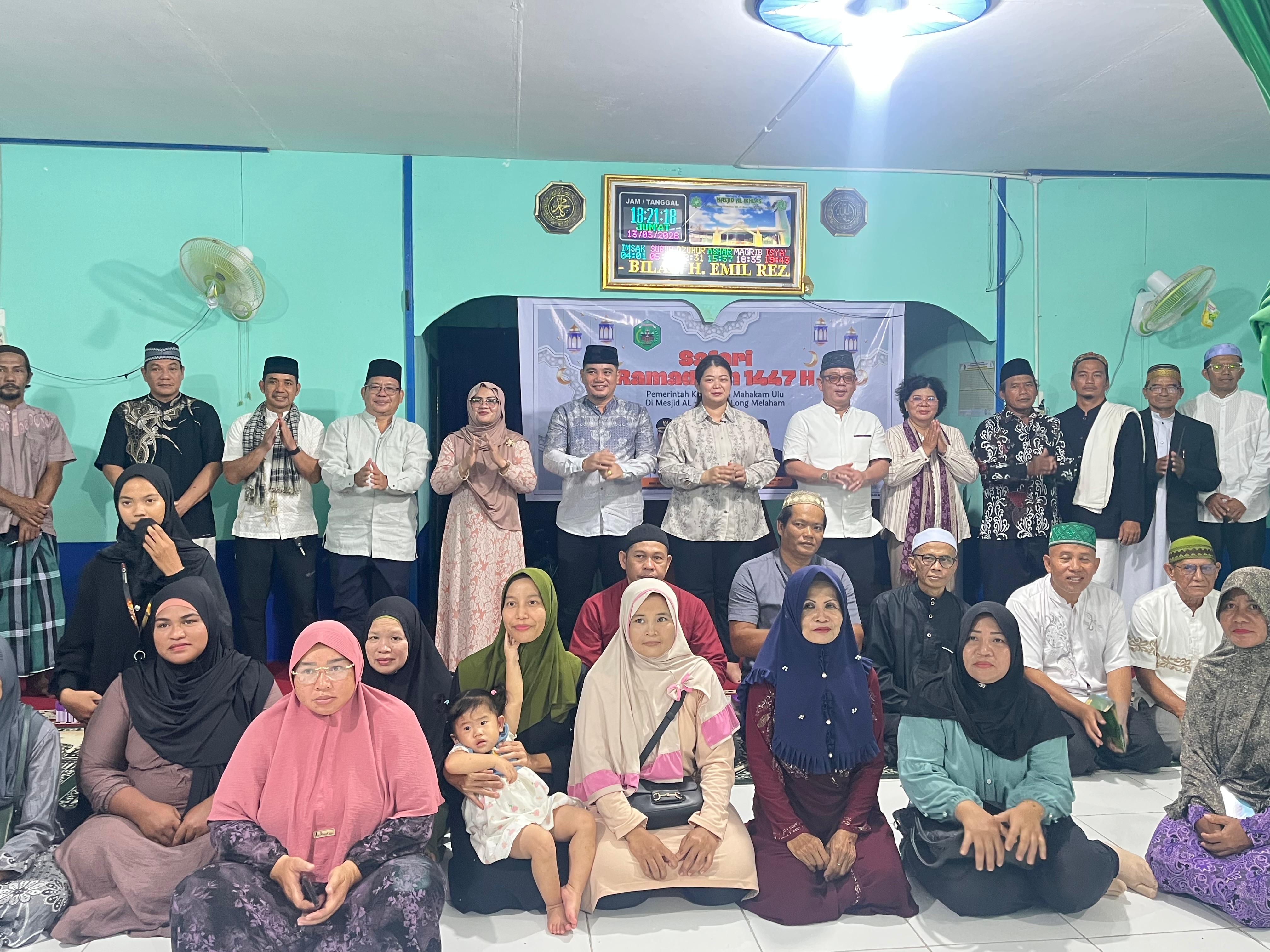 Bupati Mahulu Angela Idang Belawan (berdiri tengah) dan Wakil Bupati Suhuk (enam kiri) dan Sekda Mahulu Dr Stephanus Madang (enam kanan) bersama warga.