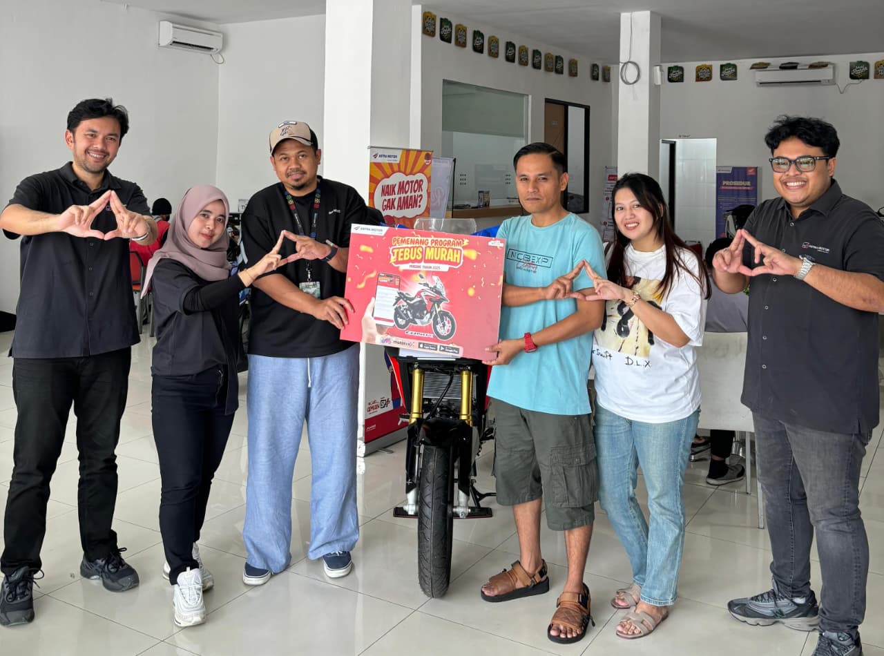 MENANG: Pelanggan setia yang memenangkan program Tebus Murah. 