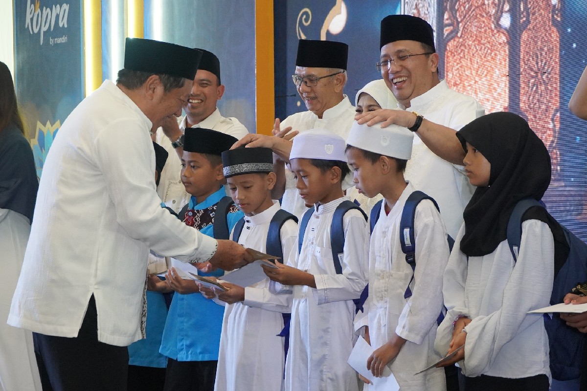 Momentum Ramadan, Bank Mandiri berbagi kebaikan melalui santunan, paket sosial, dan khitanan gratis bagi masyarakat Banjarmasin. 