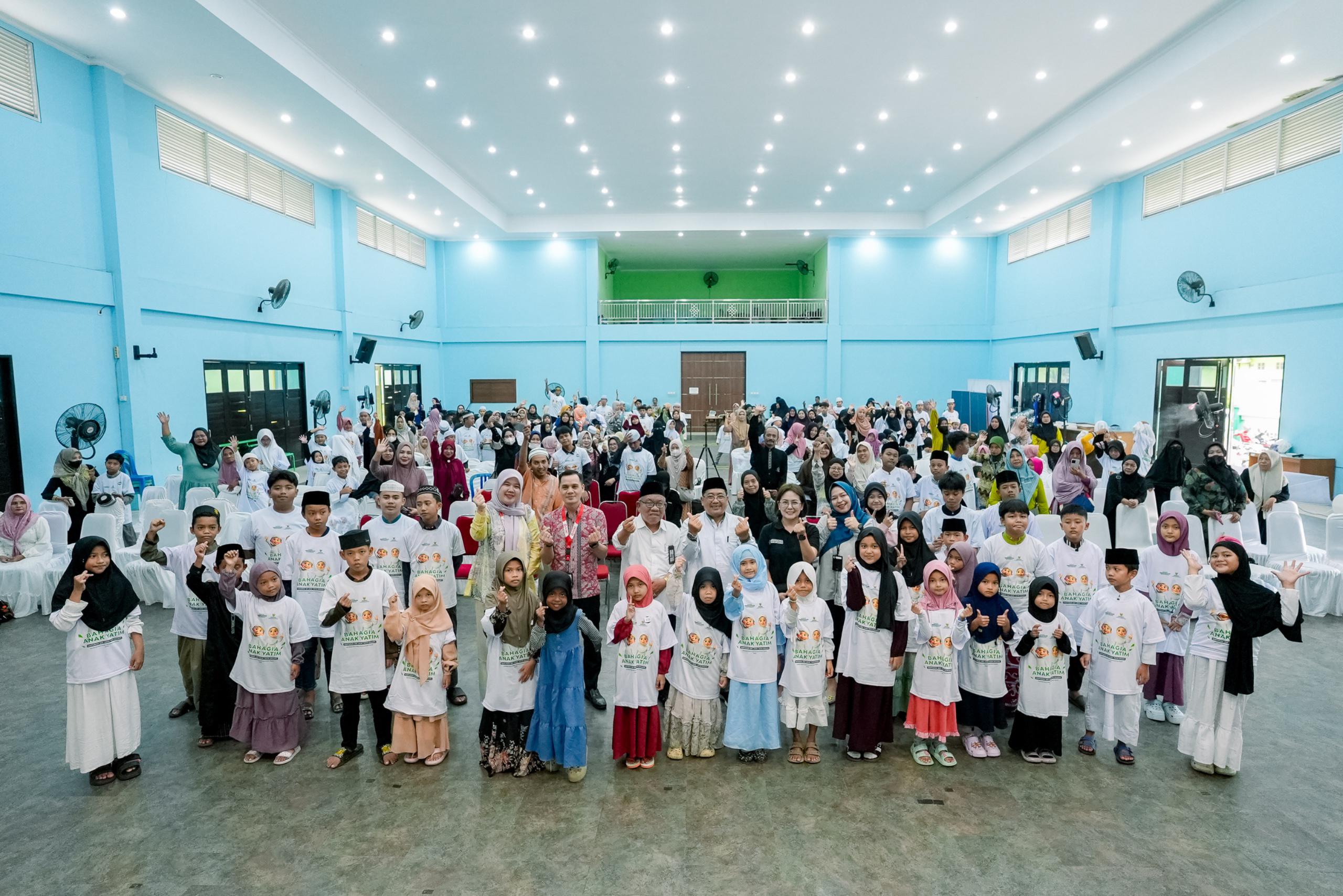 BERBAGI: Ratusan anak yatim dan dhuafa menerima bantuan dari muzaki mitra BAZNAS Kaltim dalam kegiatan Bahaya Anak Yatim, Kamis (12/3).