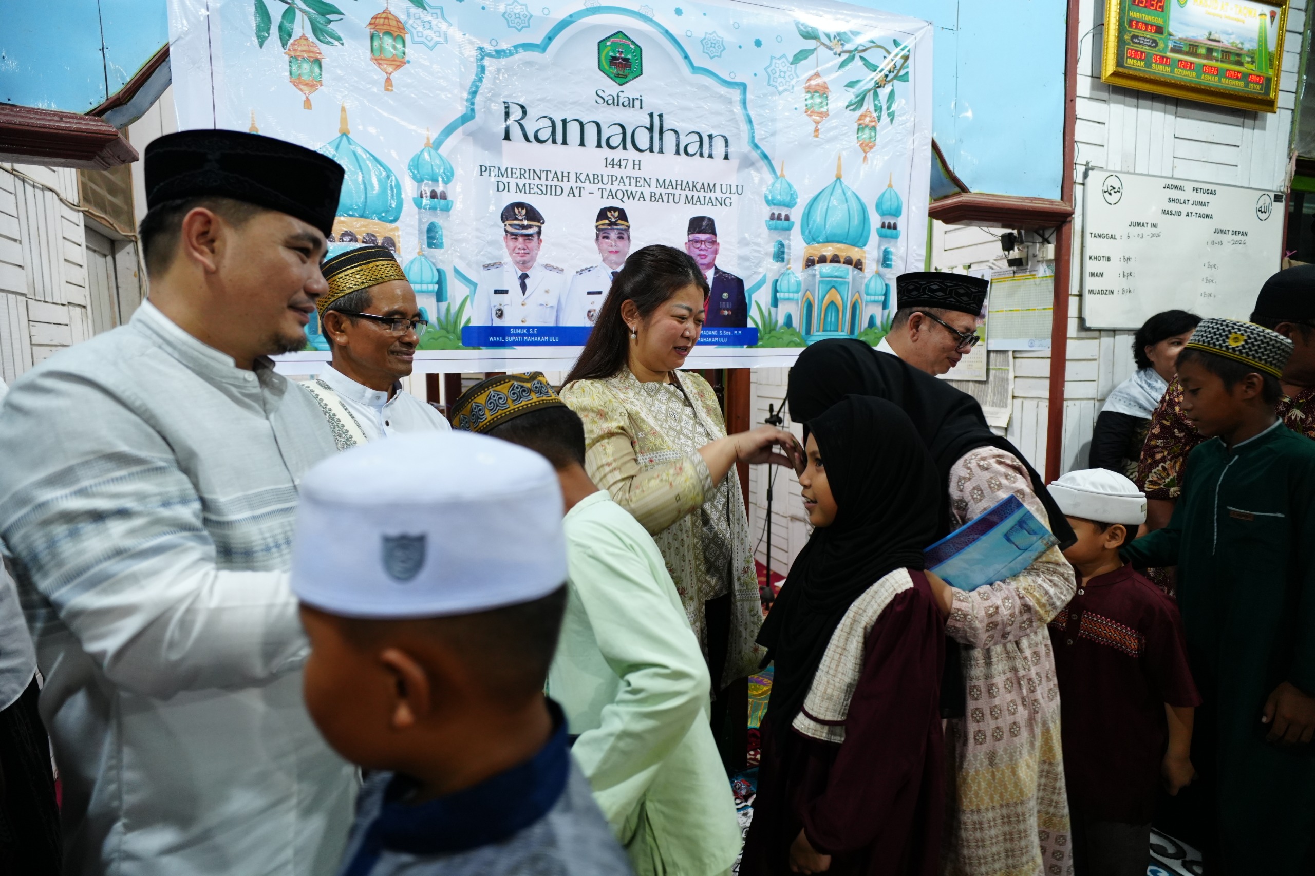 Angela Idang Belawan saat Safari Ramadan di Kampung Batu Majang, Sabtu (14/3). (JODY KRISTIANTO/KP)