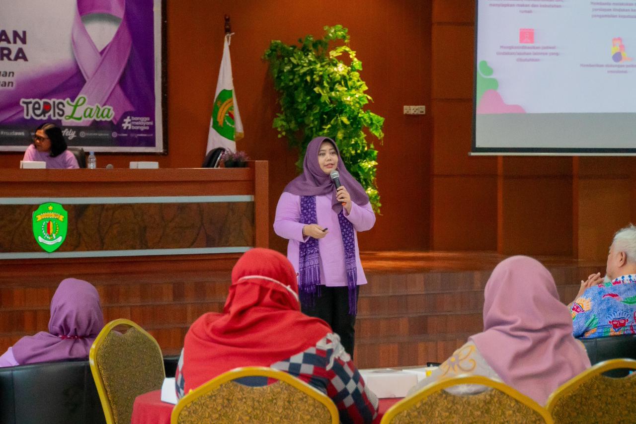 KUNCI: Psikolog klinis Nhira menyebut jika pembatasan usia memiliki celah. Literasi digital jadi kunci penting agar anak memahami penggunaan teknologi secara bertanggung jawab.