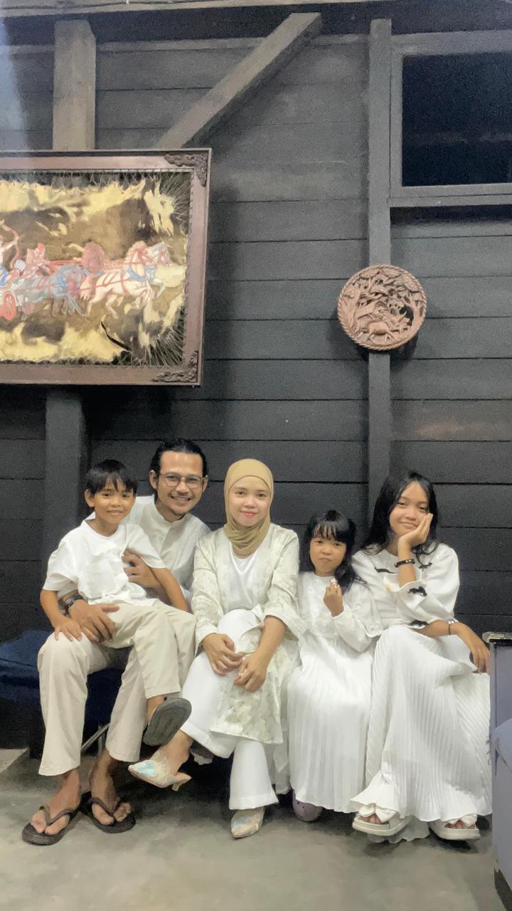 SETUJU: Ratih Dewi Ratna Sari mengaku sudah menerapkan pembatasan penggunaan gawai lebih dulu sebelum pemerintah mengeluarkan aturan, demi menjaga masa depan ketiga anaknya.