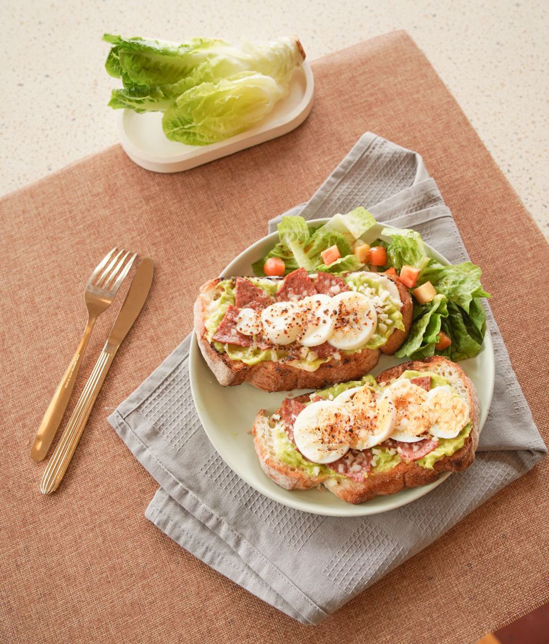 SMASHED AVO: Cara sehat menikmati roti sourdough, lengkap dengan protein dan salad sayur.