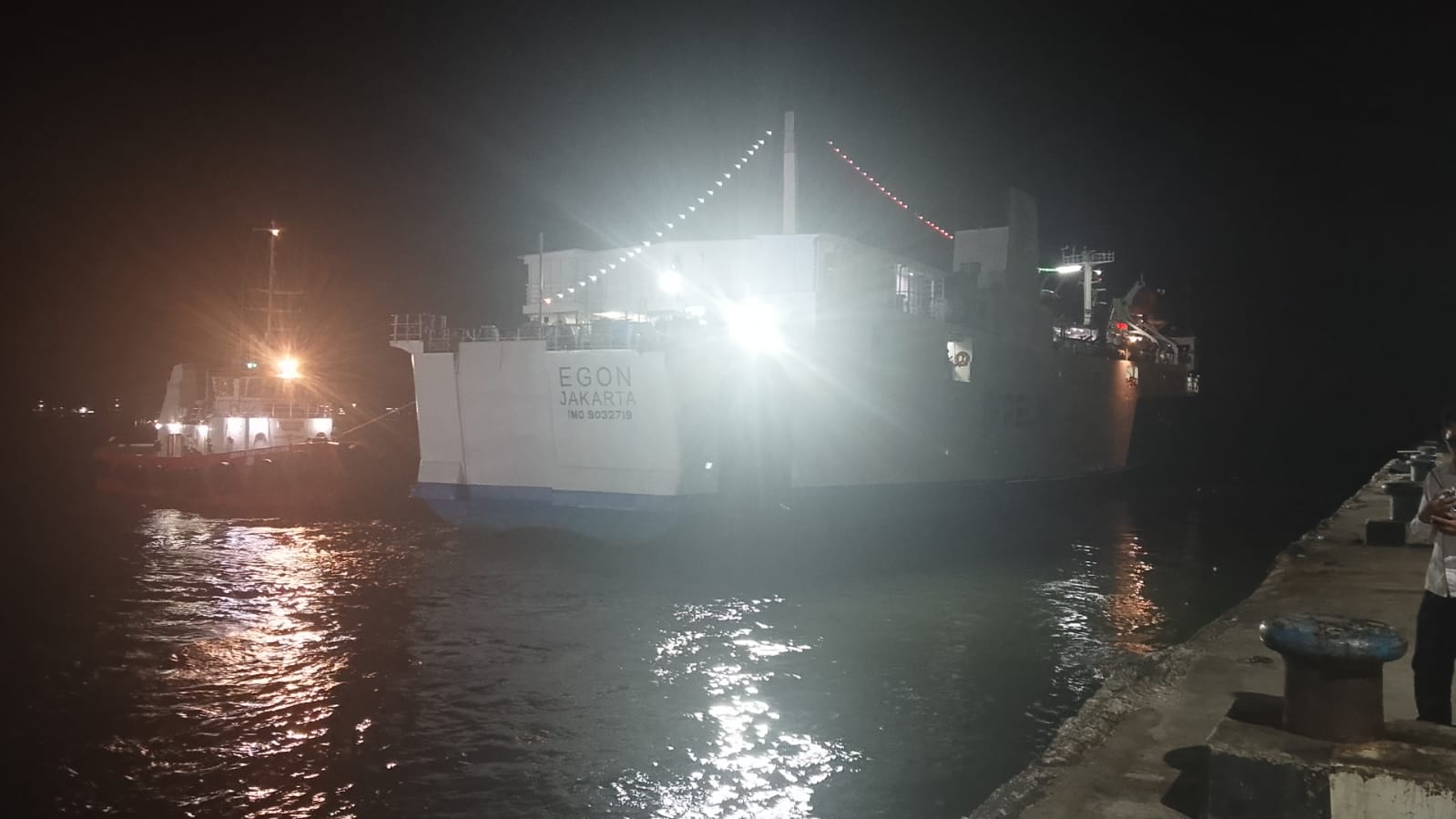 ANGKUT PENUMPANG: KM Egon milik PT Pelni bertolak dari Pelabuhan Loktuan Bontang menuju Parepare, Sulawesi Selatan, pada arus mudik Lebaran. ADIEL KUNDHARA/KP