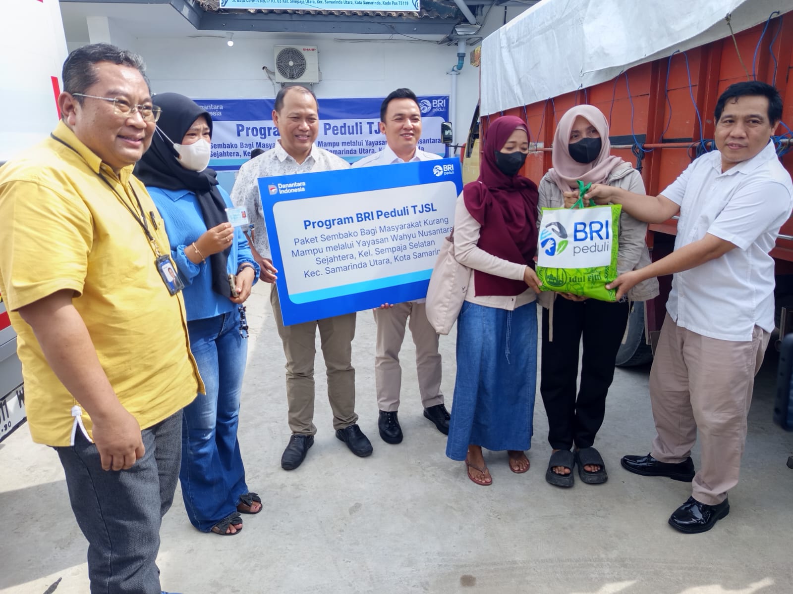 Bersama Bank Rakyat Indonesia (BRI) Cabang Samarinda Gajah Mada melalui Yayasan Wahyu Nusantara Sejahtera menyalurkan sebanyak 1.546 paket sembako Ramadan, Jumat (13/3/2026).