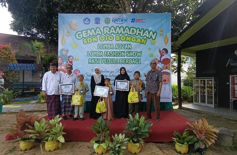 APRESIASI: Kepala SD 010 Bongan Yusuf menyerahkan hadiah kepada pemenang lomba Gema Ramadan.