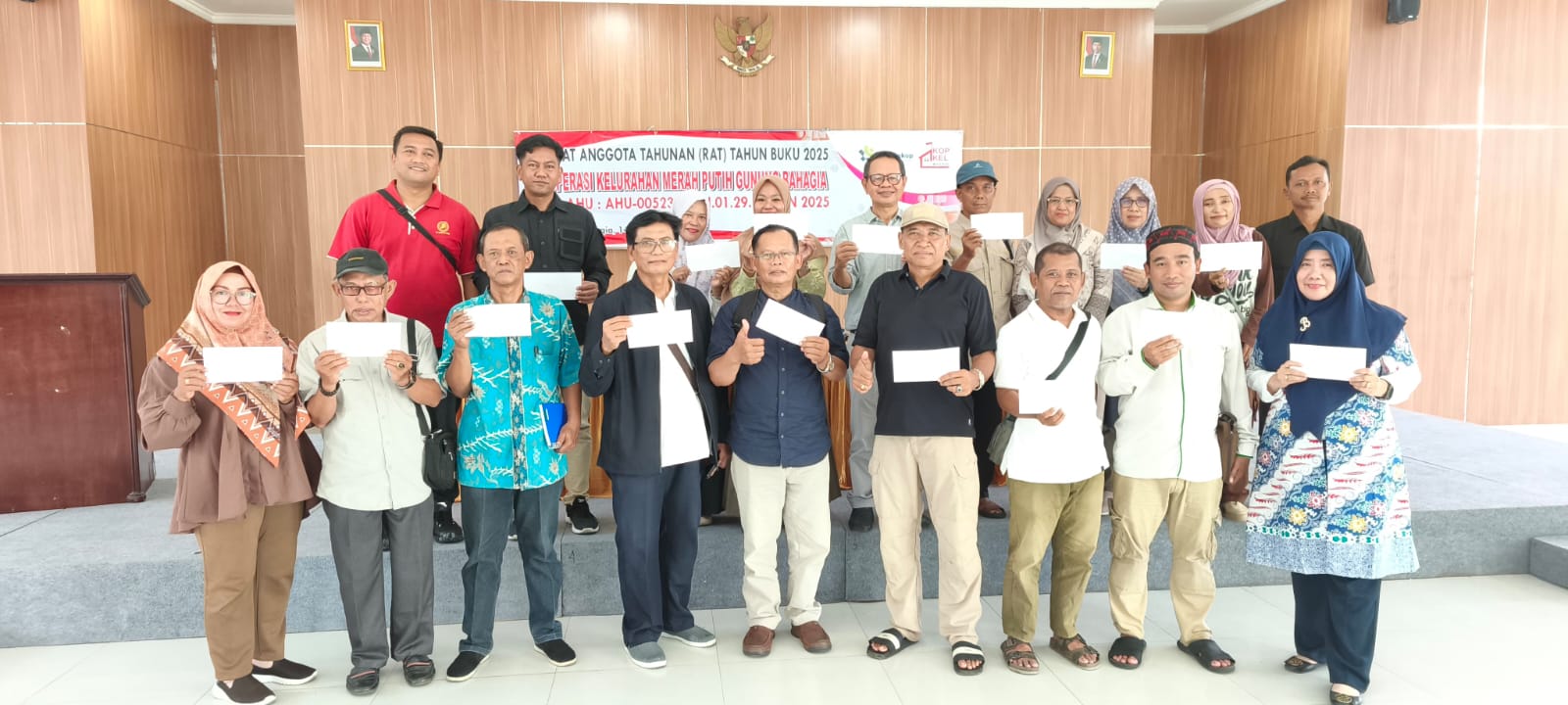 Sisa Hasil Usaha KKMP Gunung Bahagia dibagikan kepada seluruh anggota pada kesempatan RAT tahun buku 2025.