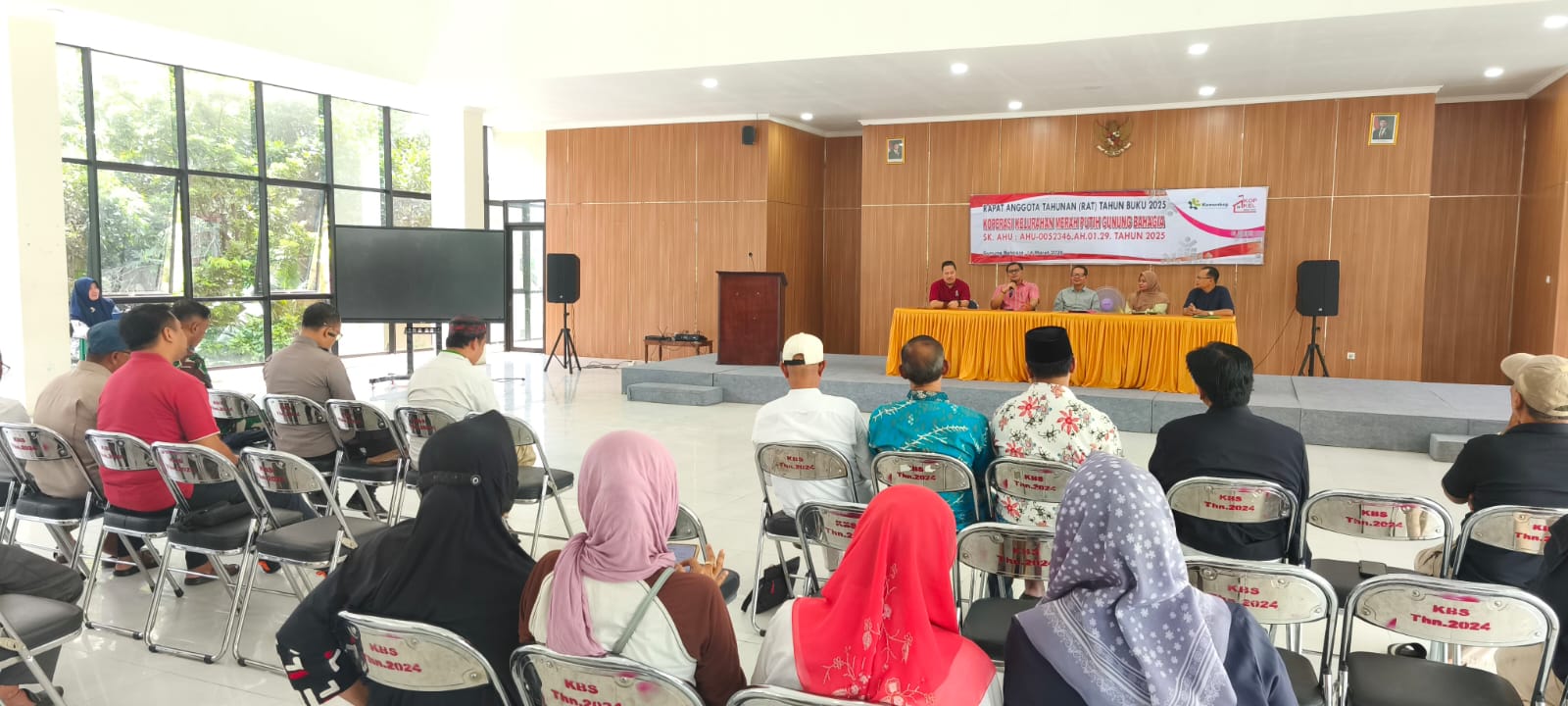 Kepala DKUMKMP Kota Balikpapan, Heruressandy Setia Kesuma (depan dua kiri) memberi apresiasi atas terselenggaranya RAT KKMP Gunung Bahagia.