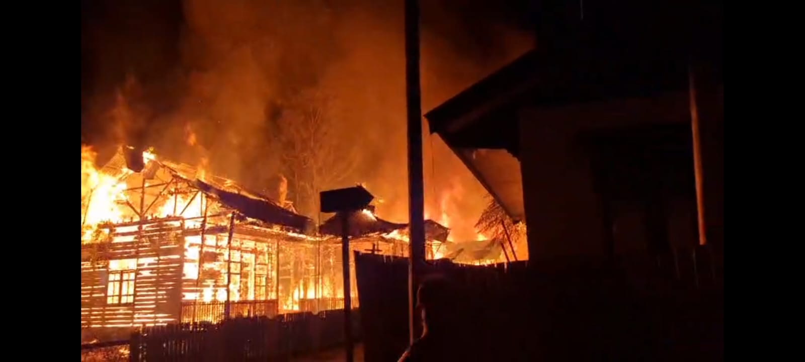 Bangunan di Long Apari, Mahulu yang terbakar.