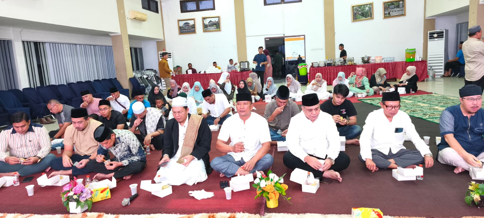 Suasana buka puasa bersama di Kecamatan Balikpapan Selatan. Momen ini untuk mempererat silaturahmi antarpegawai dan jajaran pemerintahan di wilayah Balikpapan Selatan.  &nbsp;