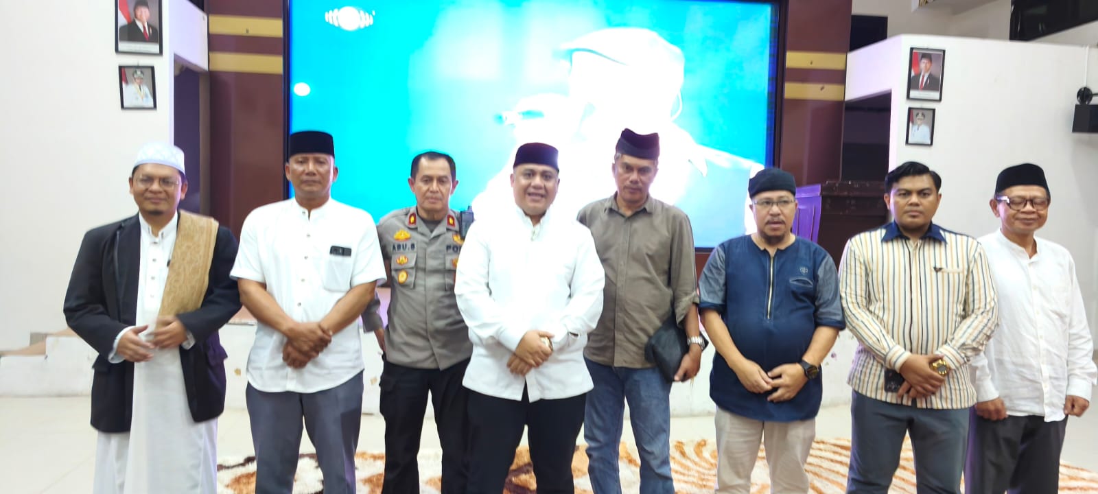 Camat Balikpapan Selatan Muhammad Hakim (tengah-baju putih) bersama unsur Forkopimcam, lurah dan Ketua LPM saat memberikan imbauan menghadapi Idul Fitri.  