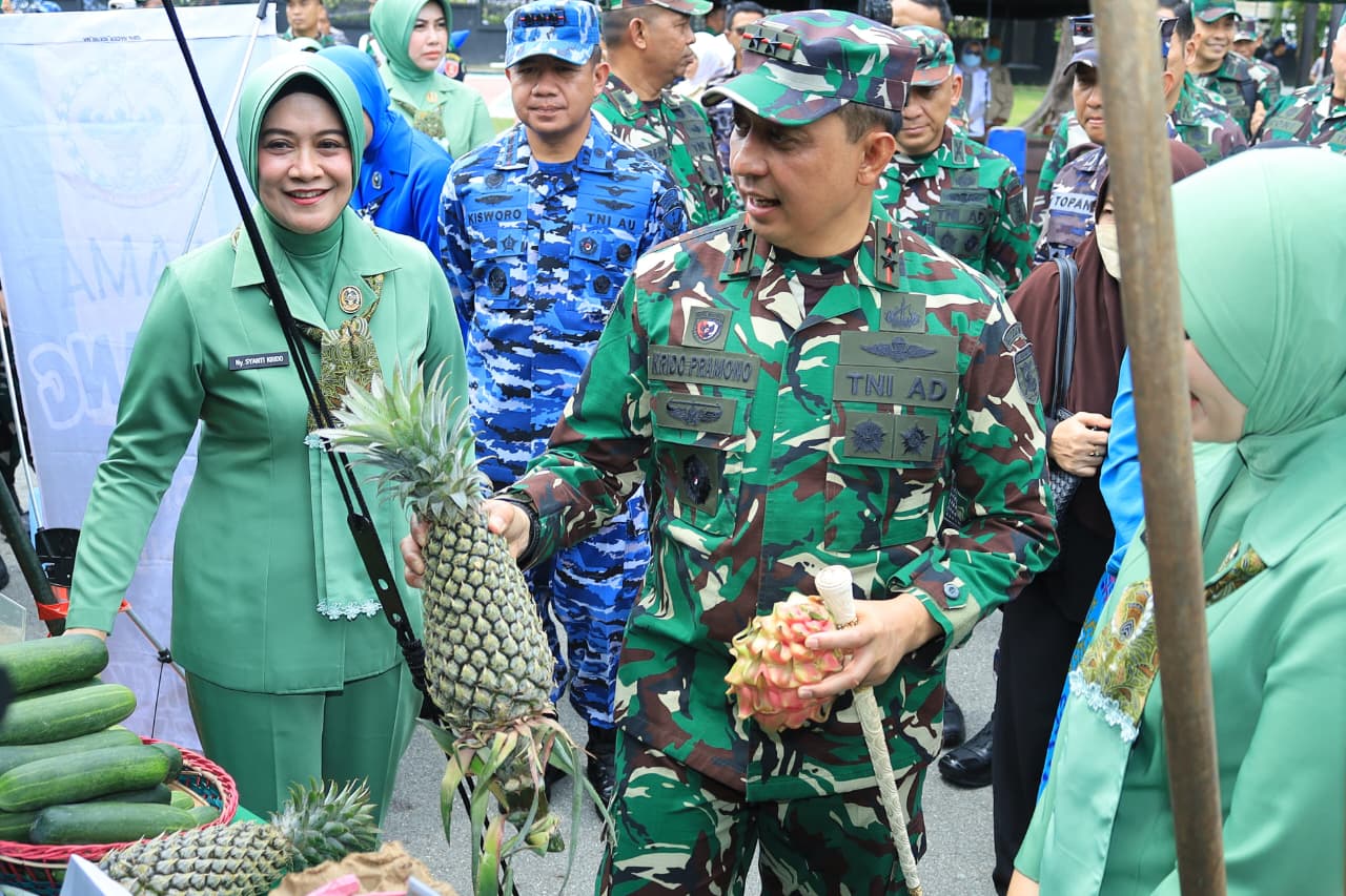 Mayjen Krido Pramono mengunjungi Bazar TNI di Lapangan Bekangdam VI/Mulawarman, Jumat (13/3).