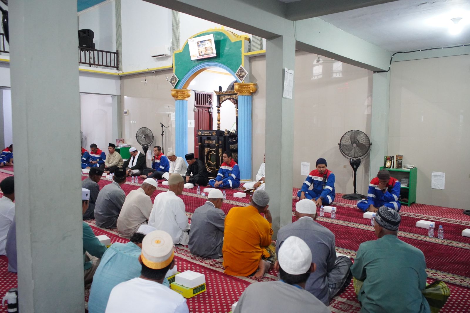 BUKBER: Manajemen Pertamina Patra Niaga RU Balikpapan berbaur bersama warga Desa Girimukti, Penajam Paser Utara menunggu berbuka puasa di Masjid Al-Hikmah.  