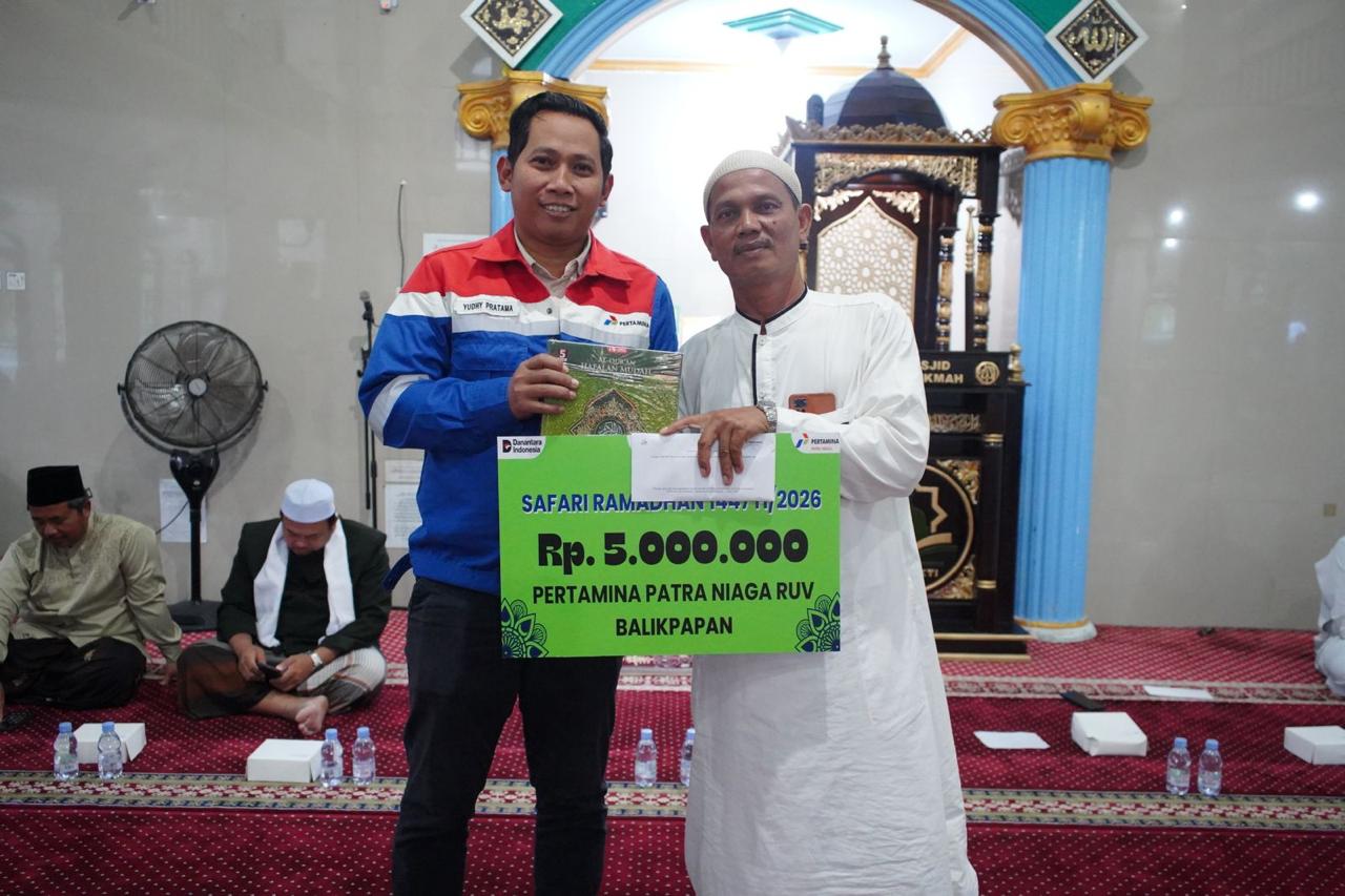 SUMBANGAN: Manajemen menyalurkan bantuan dana operasional sebesar Rp 5.000.000 untuk kemakmuran Masjid Al-Hikmah.     