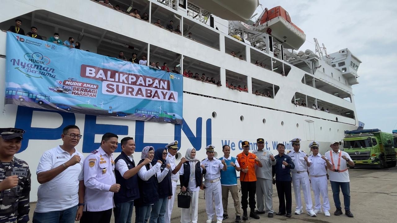 SINERGI: General Manager PLN UID Kaltimra, Muchamad Chaliq Fadli (rompi biru) bersama sejumlah pejabat yang hadir melepas para pemudik yang akan berangkat dari Balikpapan ke Surabaya, Sabtu (14/3).   