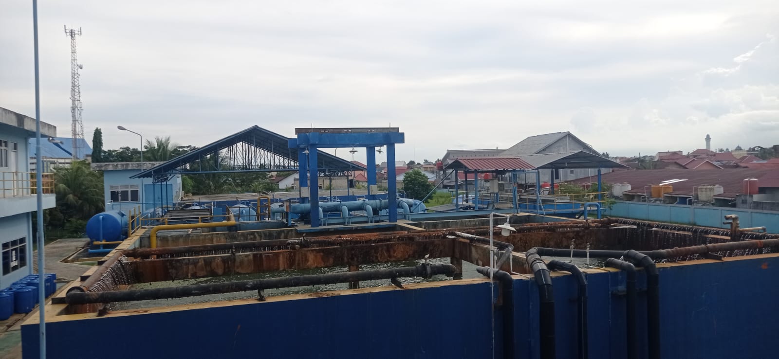 SIAP-SIAP: Pelanggan di beberapa wilayah Kota Bontang segera melakukan penampungan air mengingat terdapat salah satu sumur Perumda Tirta Taman mengalami kerusakan. FOTO: ADIEL KUNDHARA/KP  