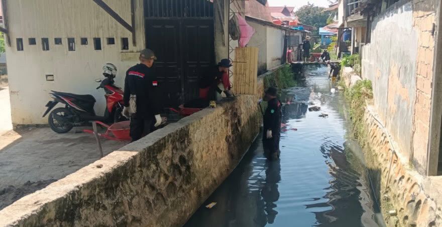 NORMALISASI: Tim Panbers bentukan Dinas Pekerjaan Umum dan Penataan Ruang Kota (PUPRK) Bontang melakukan pembersihan di saluran drainase maupun DAS Bontang. FOTO: ADIEL KUNDHARA/KP  
