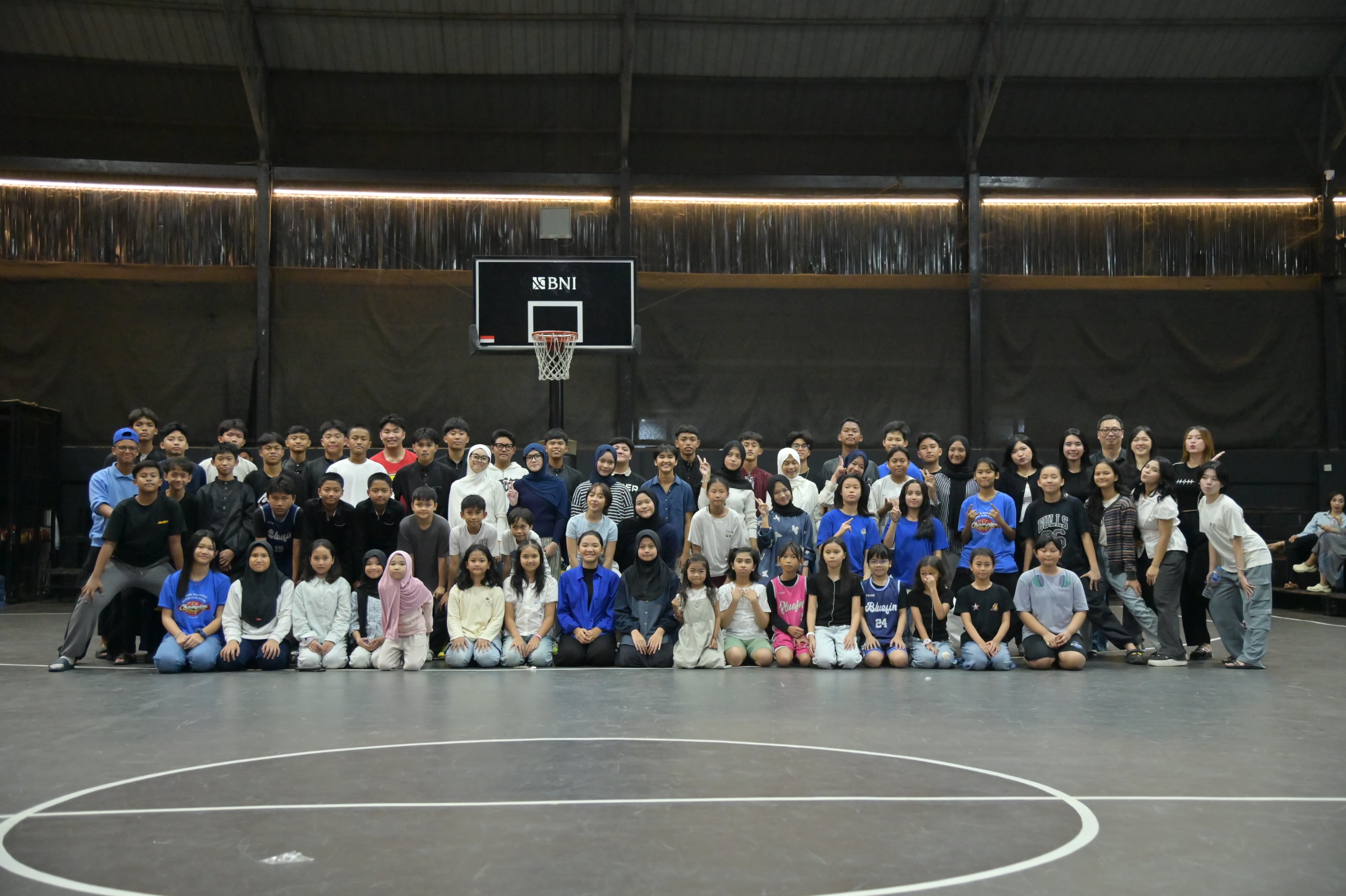 Keluarga besar Bluefin Samarinda melakukan sesi foto bersama setelah kegiatan buka puasa bersama di Lapangan Basket Korem. (Doni/KP)