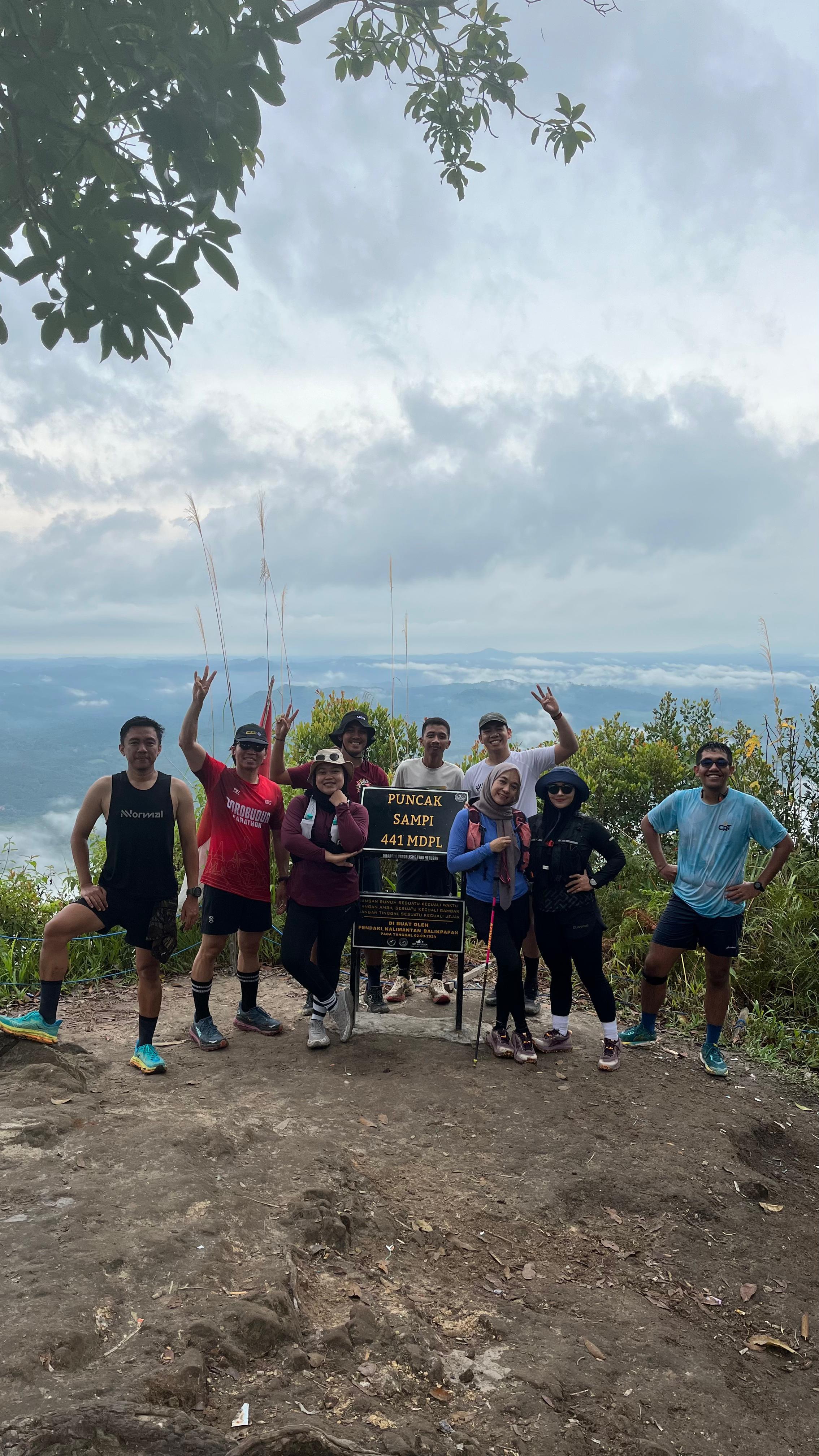 RUTE MENANTANG: Komunitas Tgtrun saat menaklukkan Gunung Sampi di Desa Luan, Kecamatan Muara Samu, Kabupaten Paser.
