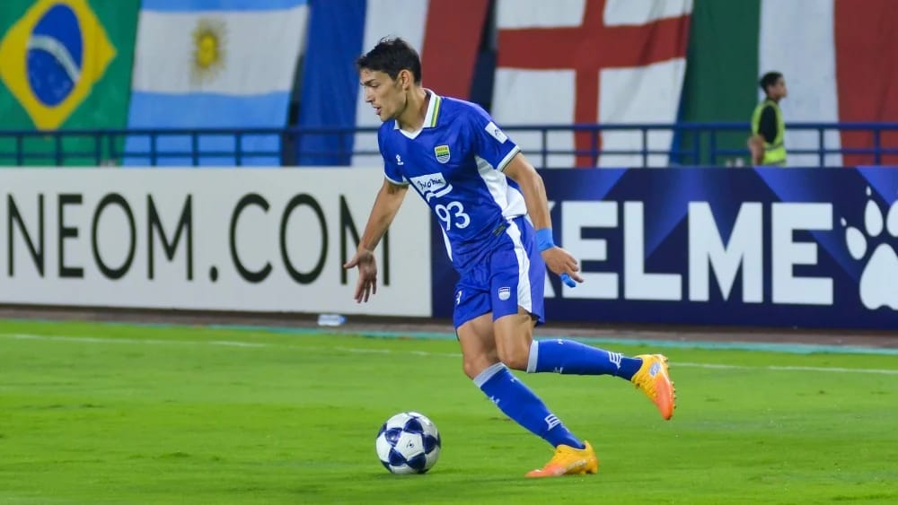 Bek asing sekaligus kapten Persib Bandung, Federico Barba, yang menyatakan kesiapannya meredam agresivitas serangan Borneo FC di Stadion Segiri malam ini.