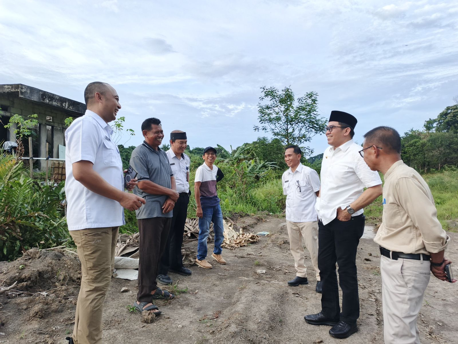 MELIHAT LANGSUNG: Wali Kota Samarinda Andi Harun bersama perangkat daerah terkait meninjau Perumahan Korpri di Jalan APT Pranoto, Kecamatan Samarinda Seberang.