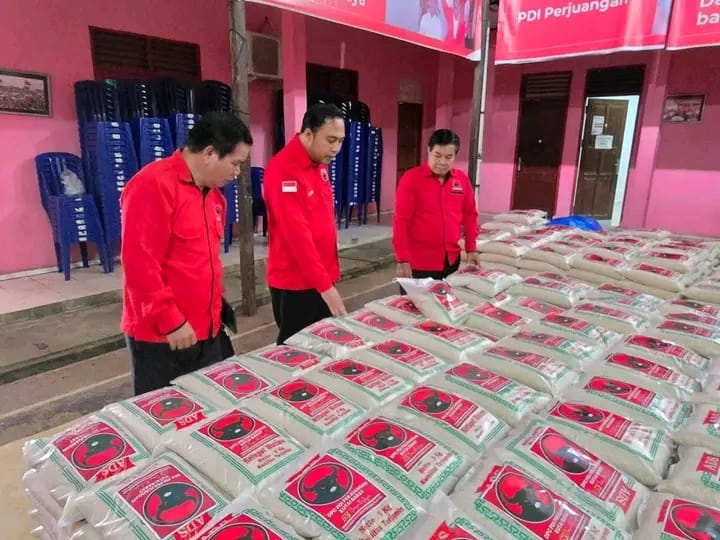 Ketua DPC PDI Perjuangan Kutai Barat, Frederick Edwin (tengah), saat mengecek kualitas dan kesiapan stok 10 ton beras yang akan segera didistribusikan kepada warga kurang mampu di 16 kecamatan.