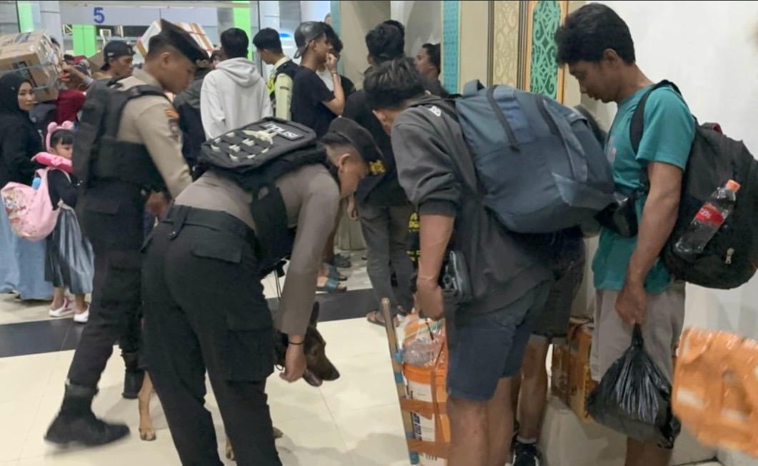 Personel Polsatwa Polda Kaltim lakukan patroli terpadu di Pelabuhan Semayang Balikpapan. Barang bawaan pemudik diperiksa ketat oleh anjing pelacak guna cegah narkotika.