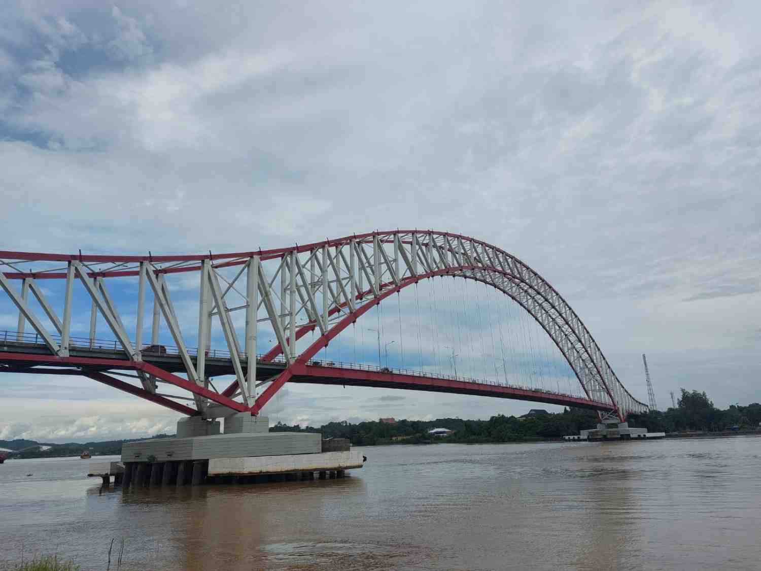 PERAWATAN: Jembatan Kutai Kartanegara diusulkan untuk mendapatkan kegiatan pemeliharaan.  &nbsp;