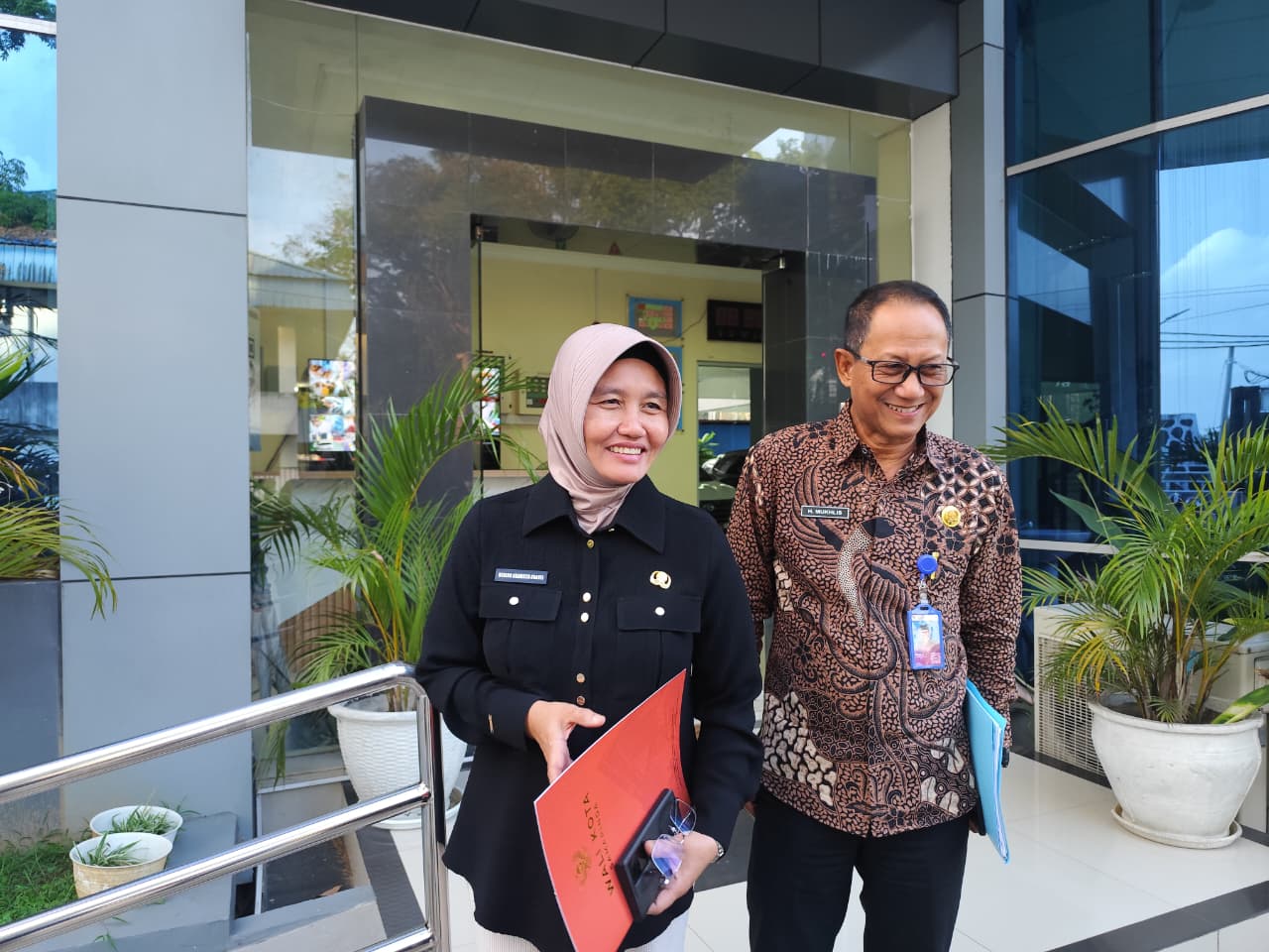 SEGERA: Neneng Chamelia Shanti bersama Irban Khsus Mukhlis usai menerima surat permintaan review pengelolaan kendaraan operasional dari Wali Kota Samarinda di kantor Inspektorat Daerah Samarinda.