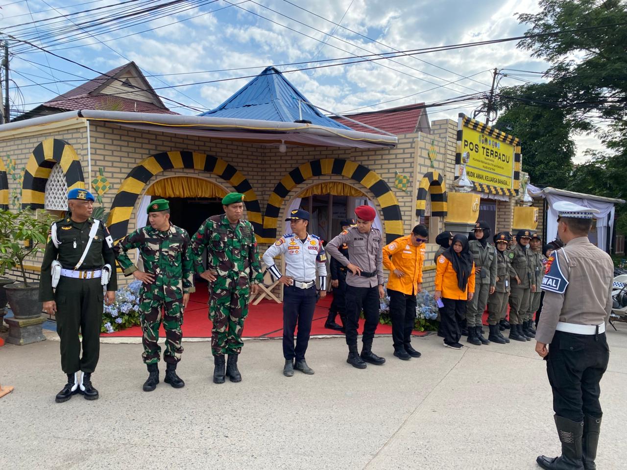 BERTUGAS: Personel gabungan mengikuti apel kesiapan di Pos Terpadu Operasi Ketupat Mahakam 2026 di Simpang Tiga Pendidikan, Sangatta Utara, Minggu (15/3). 