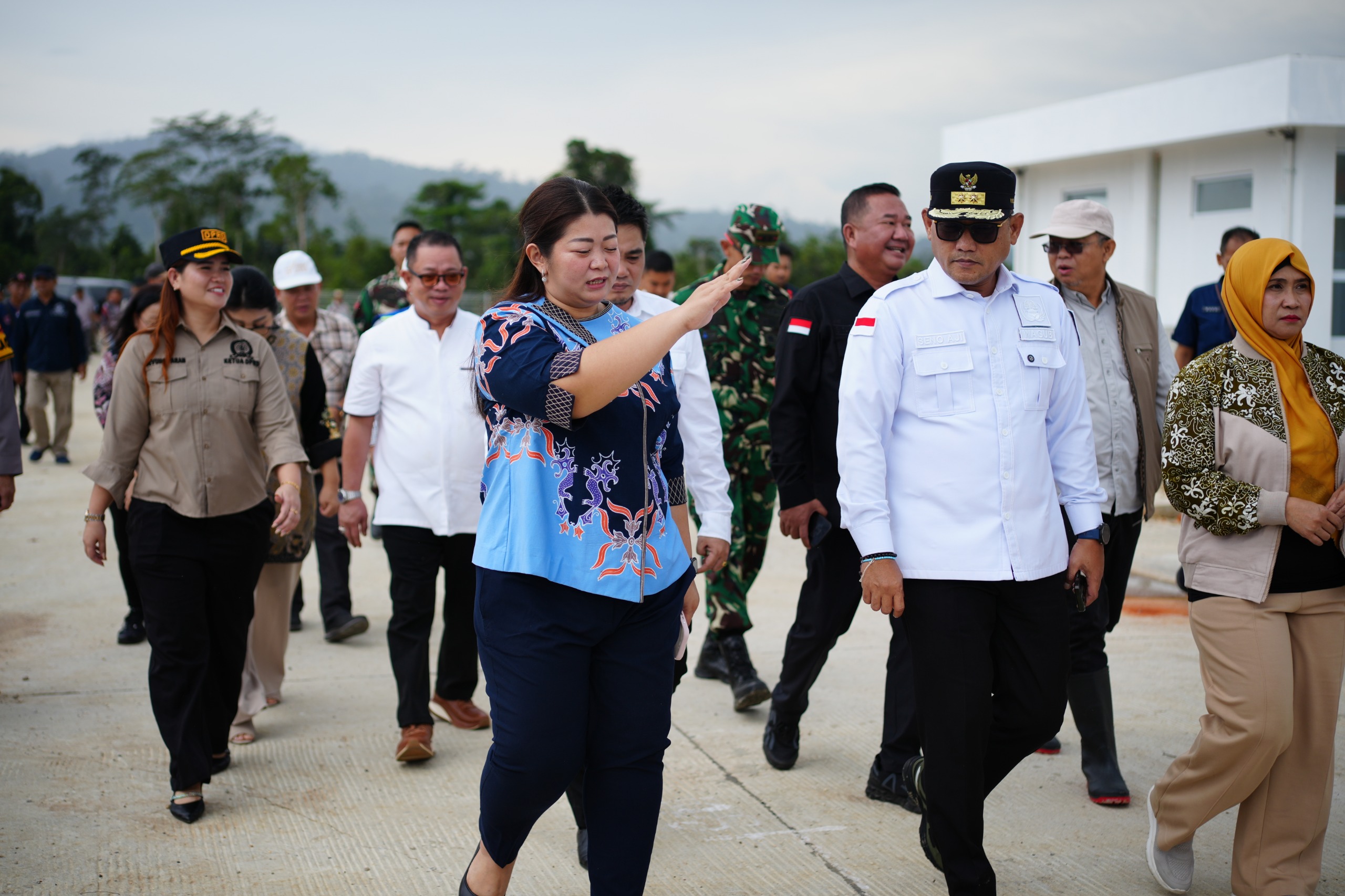 LIHAT LOKASI: Wakil Gubernur Seno Aji dan Bupati Mahulu Angela Idang Belawan serta Ketua DPRD Mahulu Devung Paran pada peninjuan Bandara, Minggu (15/3). 