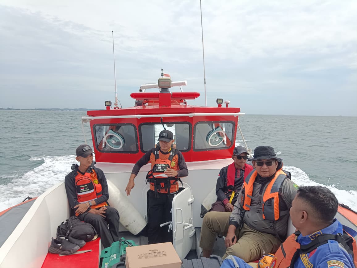 PENCARIAN: Tim SAR gabungan menghentikan pencarian korban yang diduga jatuh ke laut saat memancing.