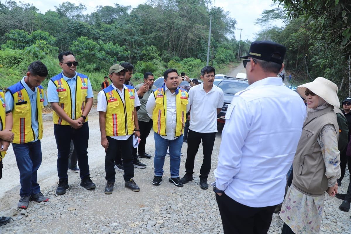 Wakil Gubernur Kaltim, Seno Aji, saat meninjau kondisi aspal di ruas jalan nasional penghubung Kutai Kartanegara dan Kutai Barat. Pemprov mendorong peningkatan spesifikasi jalan agar lebih tahan lama.