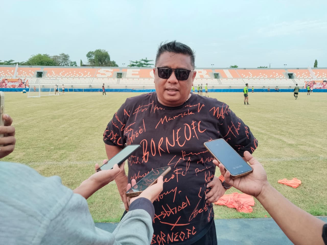 Manajer Borneo FC Dandri Dauri enggan terbebani rekor apik Persib Bandung.