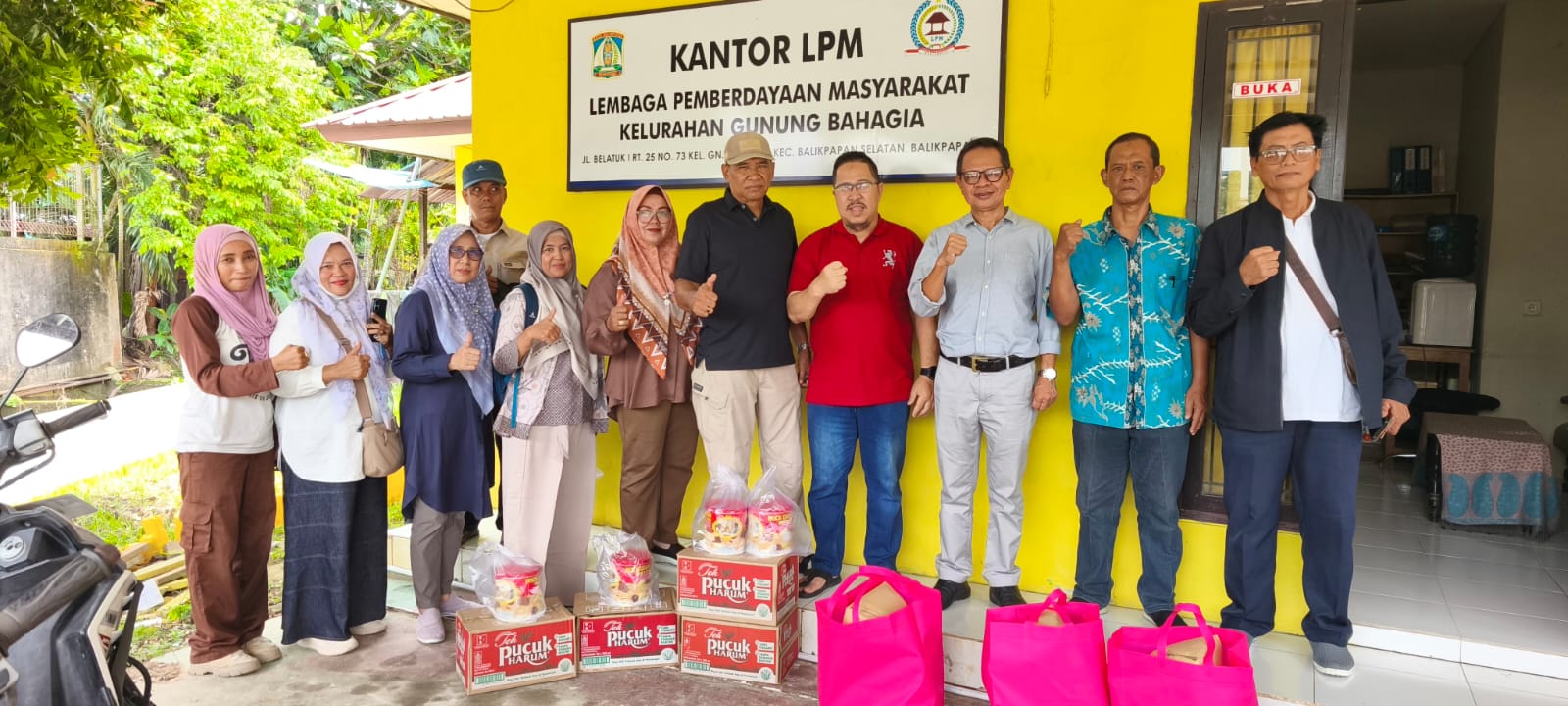 Ketua LPM Gunung Bahagia, Muhammad Ramli (tiga kanan) menyerahkan paket lebaran sebagai bentuk apresiasi kepada para ketua RT dan pengurus KKMP Kelurahan Gunung Bahagia.