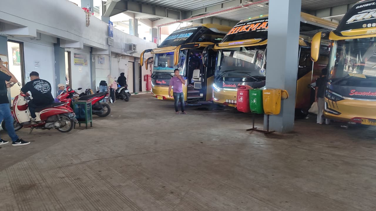 BERSIAP: Aktivitas bus di Terminal Tipe A Samarinda Seberang mulai meningkat menjelang puncak arus mudik 2026, Senin (16/3).  