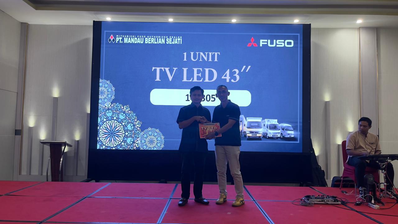 MANJAKAN CUSTOMER: Branch Manager PT Mandau Berlian Sejati, Bakhtiar Latief (kanan) bersama salah satu konsumen yang beruntung. Dilanjutkan dengan foto bersama.     