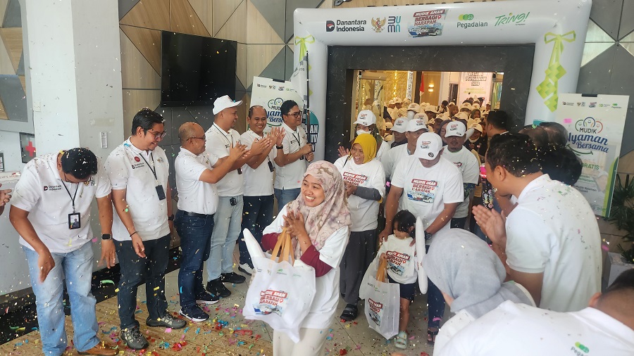 SOSIAL: Ratusan nasabah dan masyarakat antusias mengikuti mudik gratis yang dijalankan PT Pegadaian Kantor Wilayah IV Balikpapan.