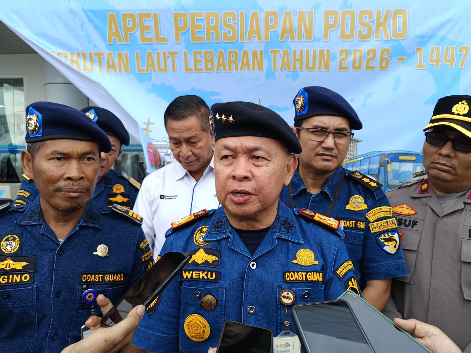 PANTAU: Kepala KSOP Balikpapan-Capt Weku Frederik Karuntu, saat meninjau kesiapan armada kapal di Pelabuhan Semayang. DINA ANGELINA/KP