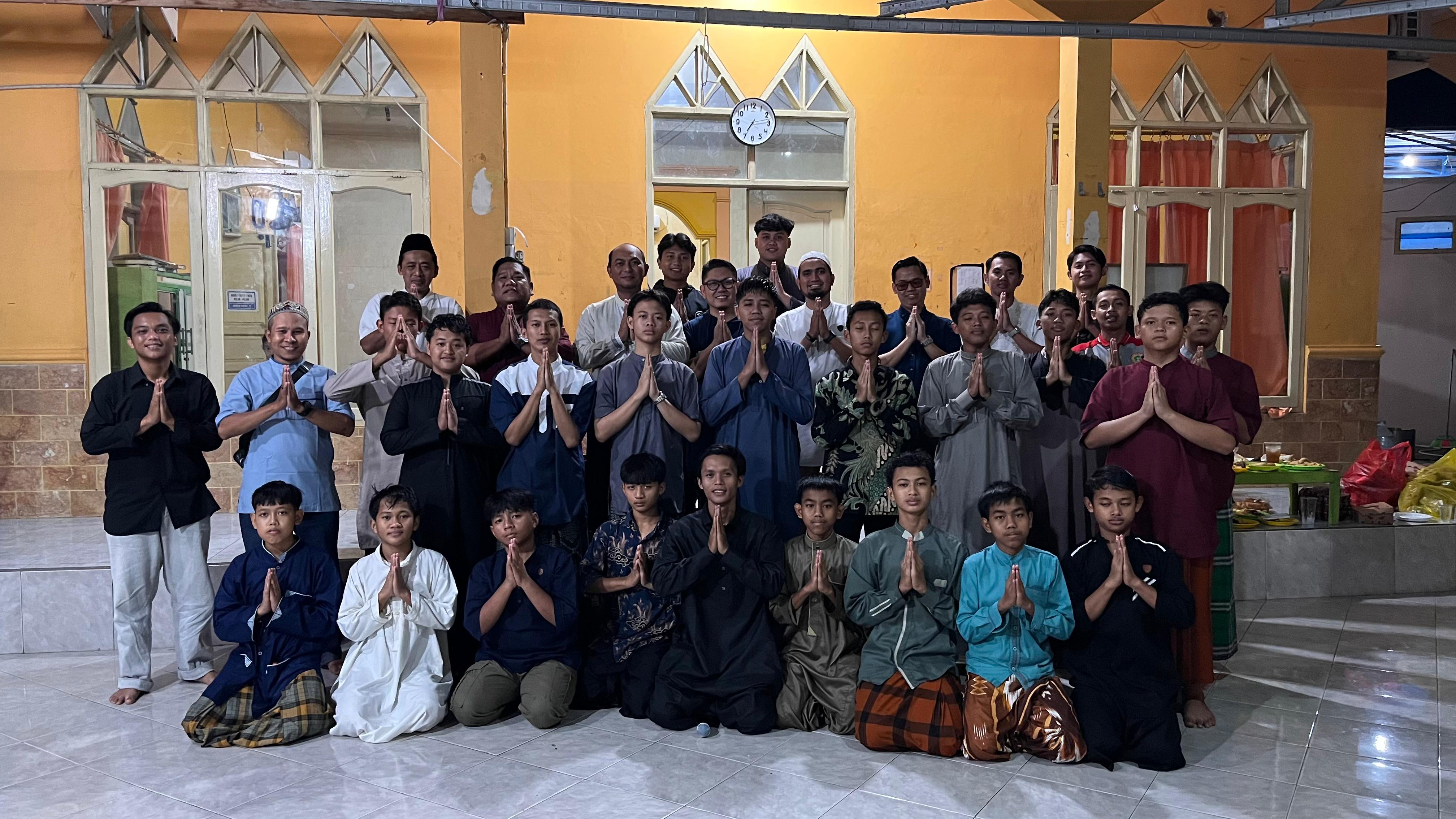 AKRAB: Keluarga Ika Teknik Pertambangan Unmul bersama anak-anak Panti Asuhan Ruhama setelah berbuka puasa bersama.