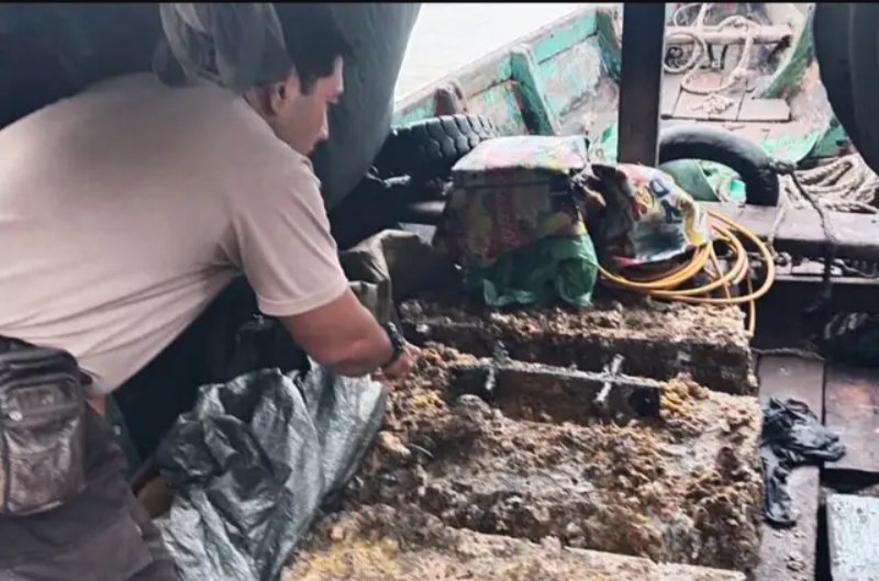 Petugas kepolisian menunjukkan besi pelindung tiang pancang yang diduga dicuri dari Jembatan Suramadu saat diamankan bersama barang bukti. (Foto ist)