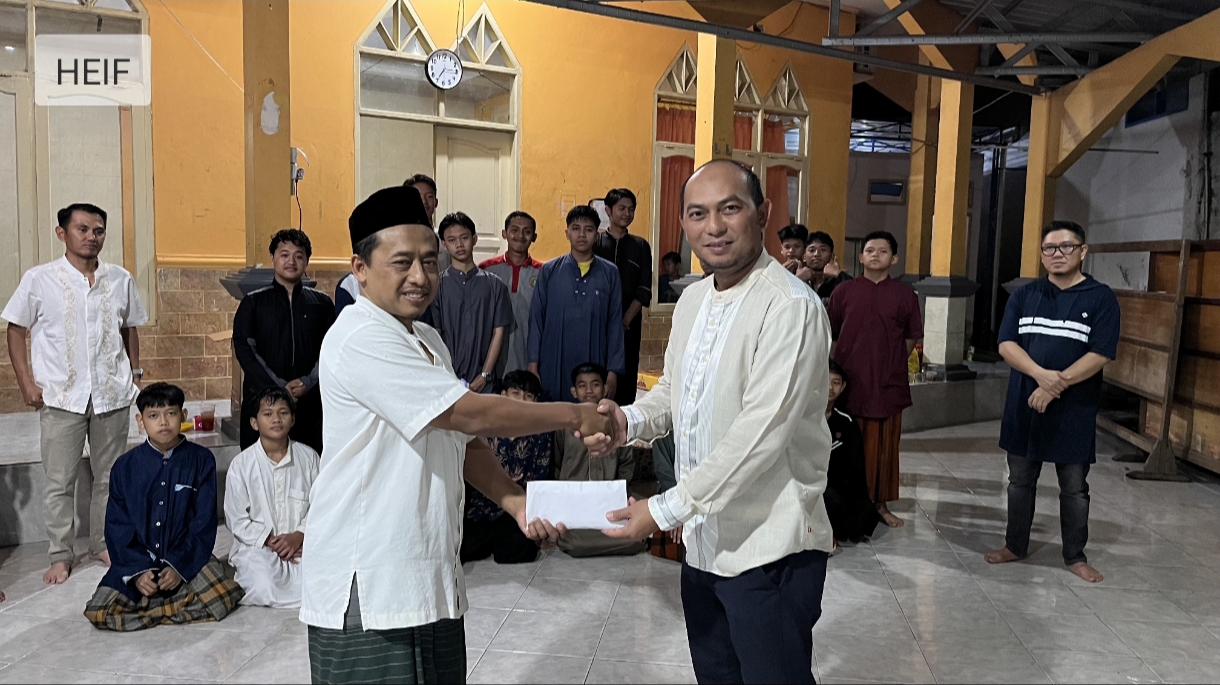 SERAHKAN: Ir Saprianto (kanan) serahkan dana santunan Ika Teknik Pertambangan Unmul kepada pengurus Panti Asuhan Ruhama.