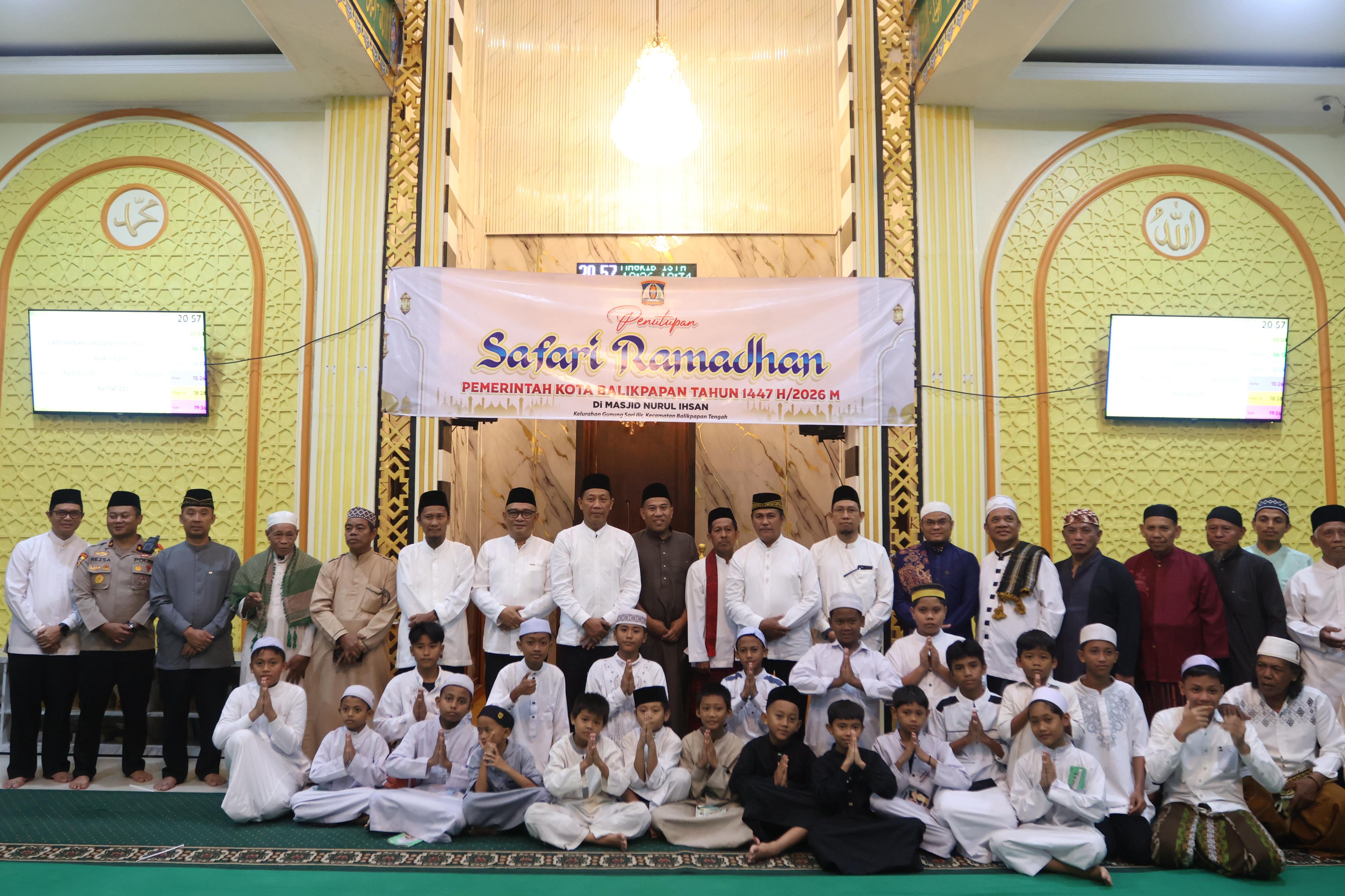  Pj Sekda Kota Balikpapan, Agus Budi Prasetyo dalam penutupan rangkaian Safari Ramadhan Pemkot Balikpapan di Masjid Nurul Ihsan, Balikpapan Tengah, Minggu (15/3). (Foto: Anggi/KP)