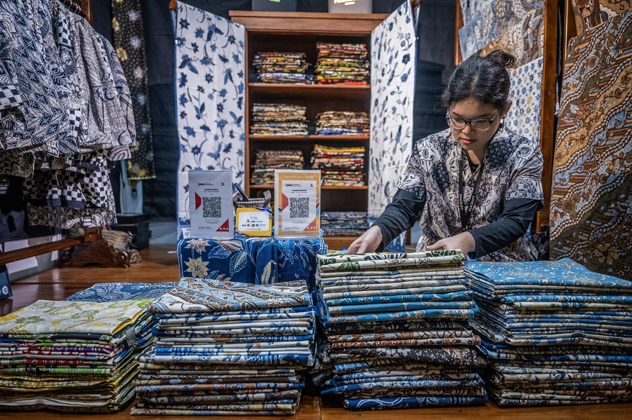 Menjelang Lebaran tahun ini, pelaku usaha batik di Kalimantan Timur menghadapi tekanan berlapis di tengah perlambatan daya beli masyarakat.
