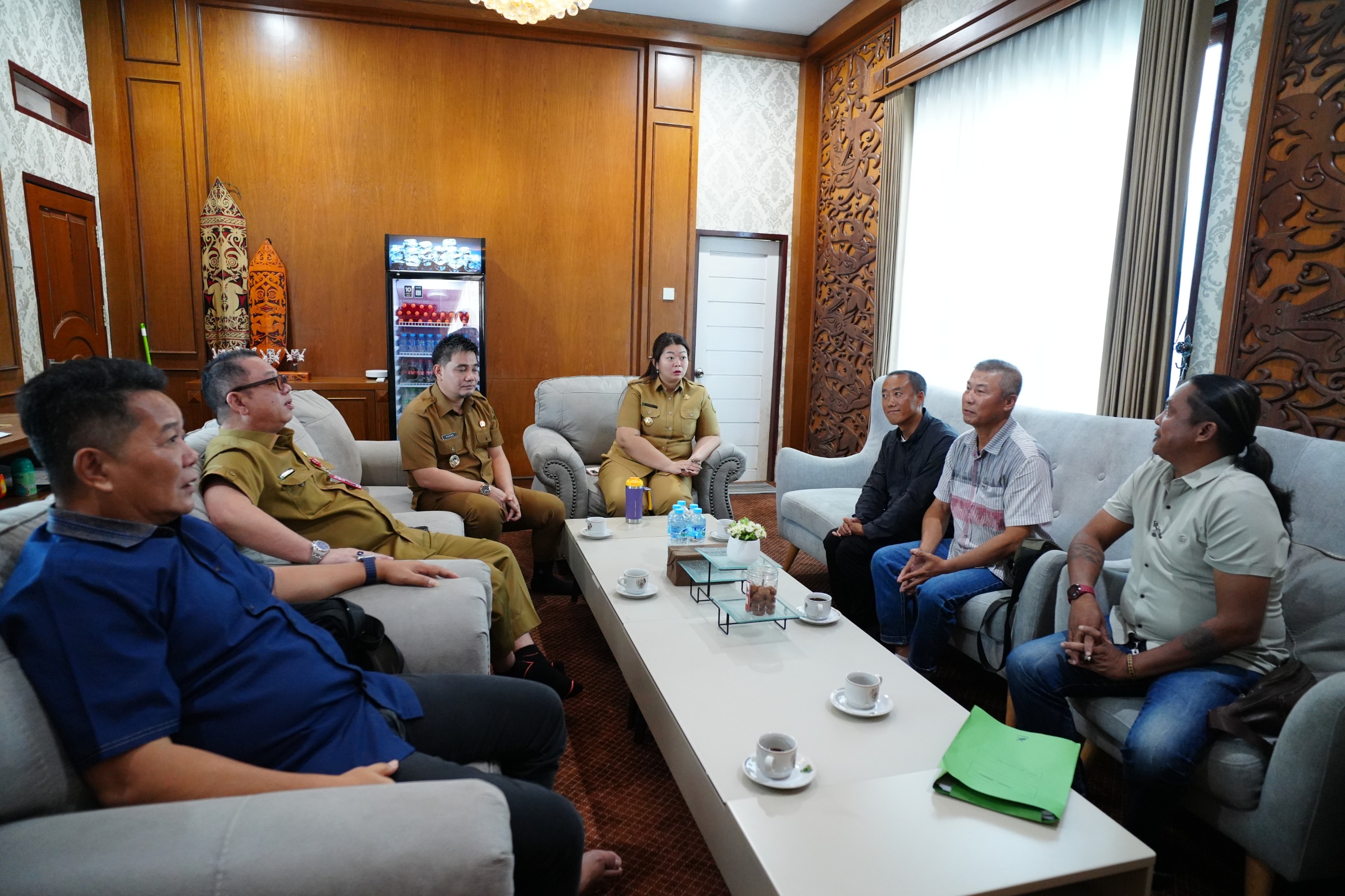 Bupati Mahakam Ulu, Angela Idang Belawan, saat memberikan arahan kepada perwakilan PT TMM. Pemerintah daerah berkomitmen mengawal setiap tahapan PSN agar memberikan manfaat nyata bagi warga Mahulu. 