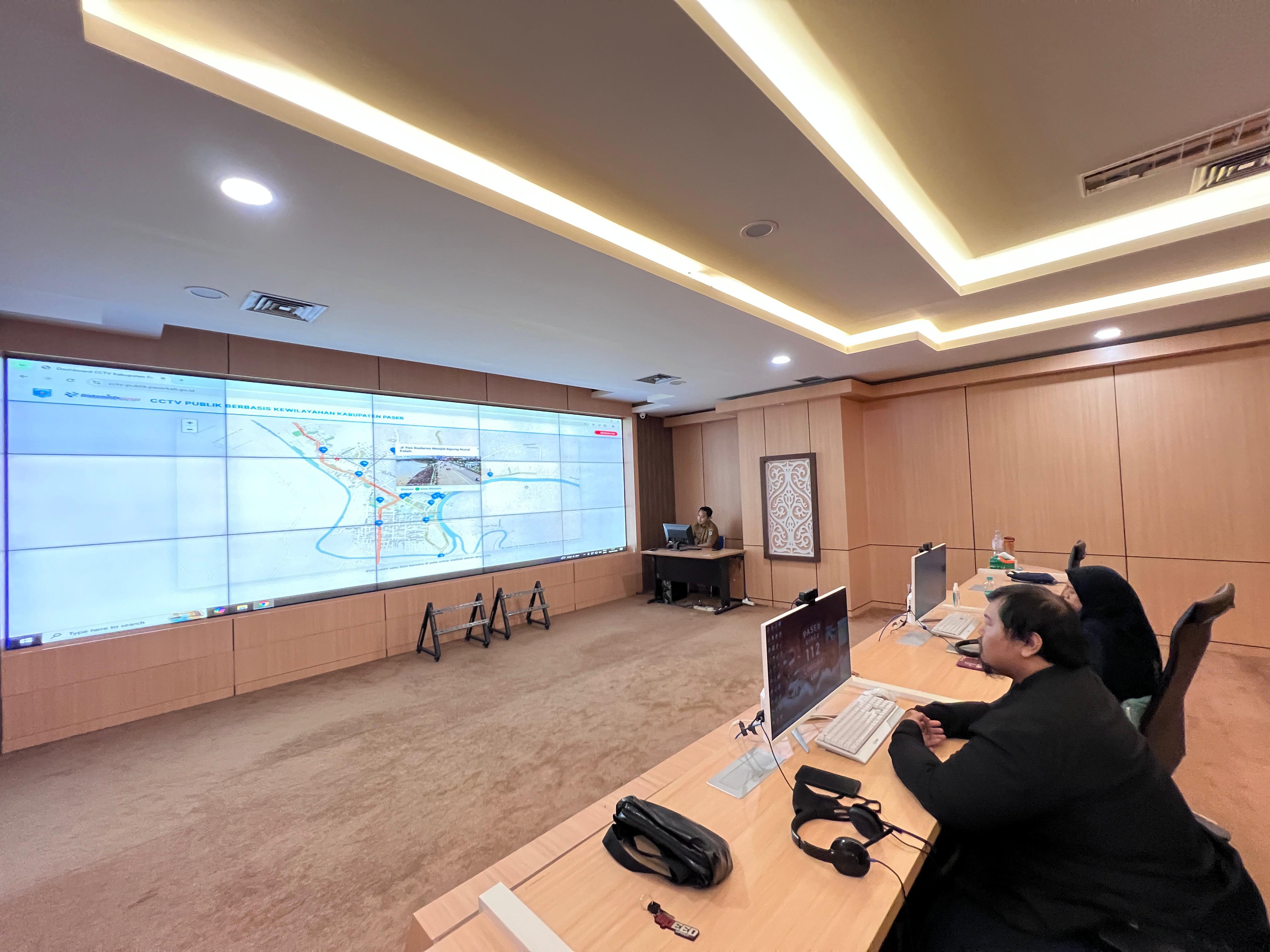 Pusat komando (Command Center) Diskominfostaper Paser yang mengintegrasikan puluhan titik kamera pengawas. Kolaborasi dengan warga dan pelaku usaha menjadi kunci perluasan jangkauan Smart City.
