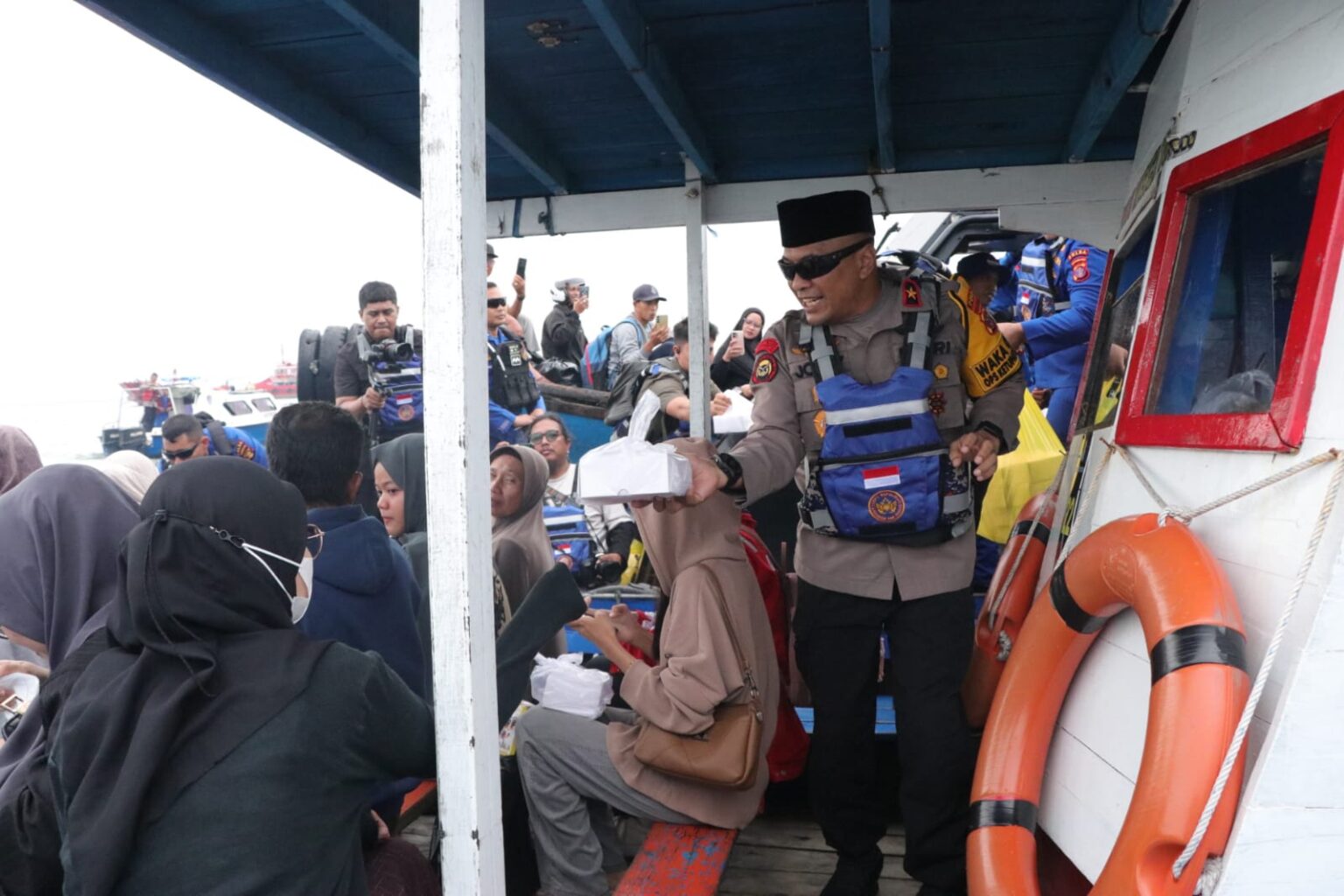 PEDULI: Jelang buka puasa, Wakapolda Kaltim Brigjen Pol Adrianto Jossy Kusumo bersama personel Ditpolairud bagikan takjil wilayah perairan dan pesisir.