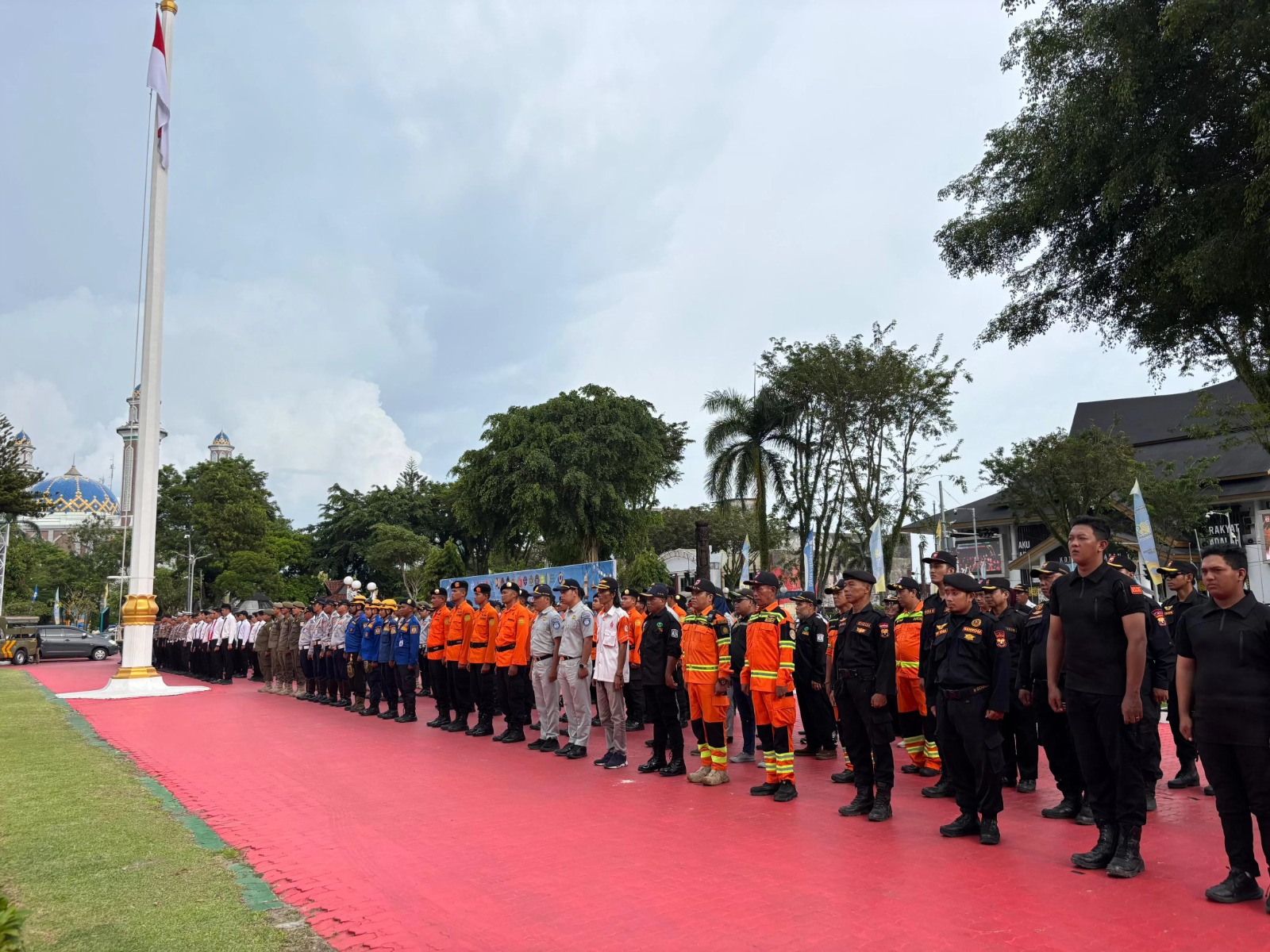 BERSIAP: Apel gabungan digelar Polresta Balikpapan bersama instansi terkait dalam mengamankan libur panjang dan jelang Idulfitri.